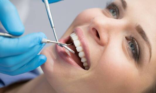 Jakie są zalety implantologii w porównaniu do tradycyjnych protez?