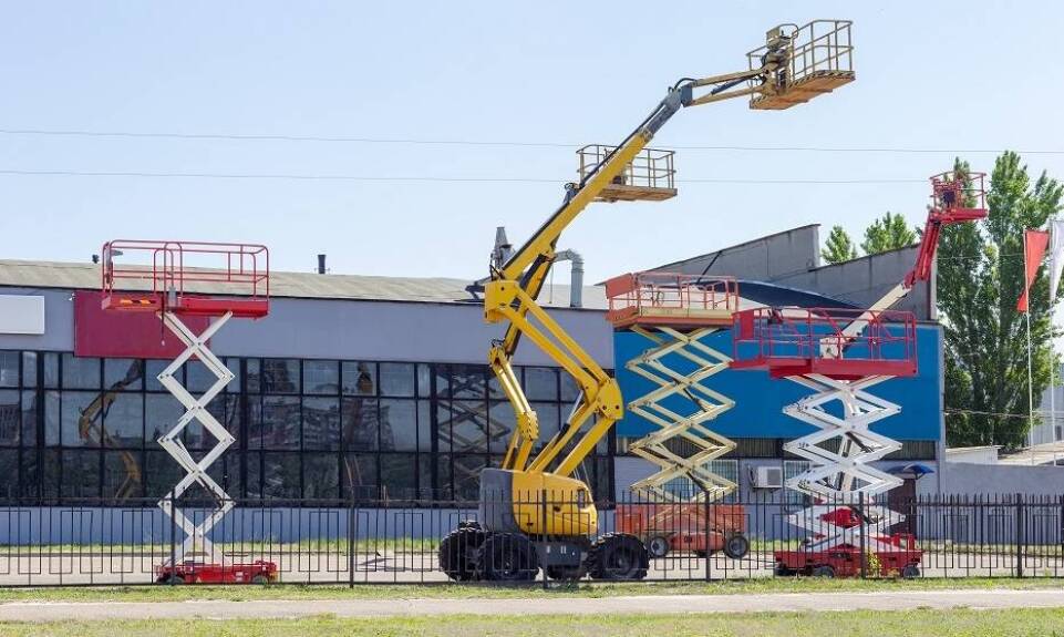 Czym różnią się podnośniki nożycowe od podnośników koszowych?