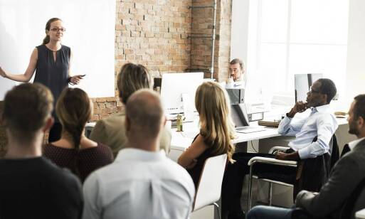 Jakie są zalety dostosowywania szkoleń BHP do specyfiki branży?