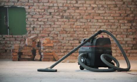 Odkurzacze do zanieczyszczeń suchych – kluczowe cechy wpływające na efektywność pracy