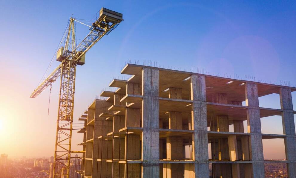 Jakie są wymagania prawne dotyczące budowy torowisk pod żurawie?