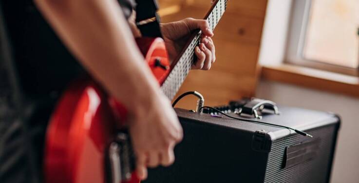 Jakie możliwości rozwoju oferuje szkoła artystyczna dla gitarzystów na Targówku?