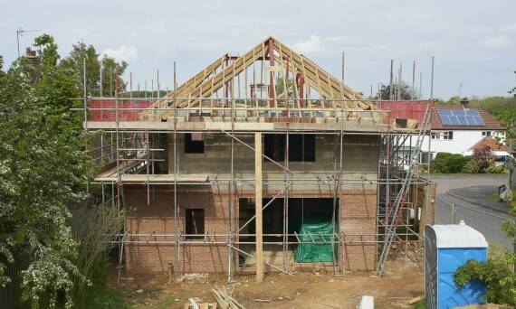 Budowa domu stan surowy – dlaczego warto postawić na profesjonalizm?