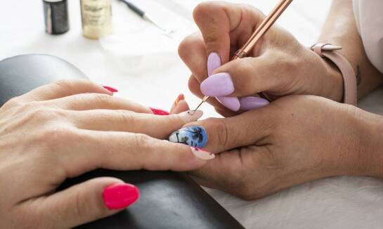 Jakie techniki zdobienia paznokci są obecnie najpopularniejsze?