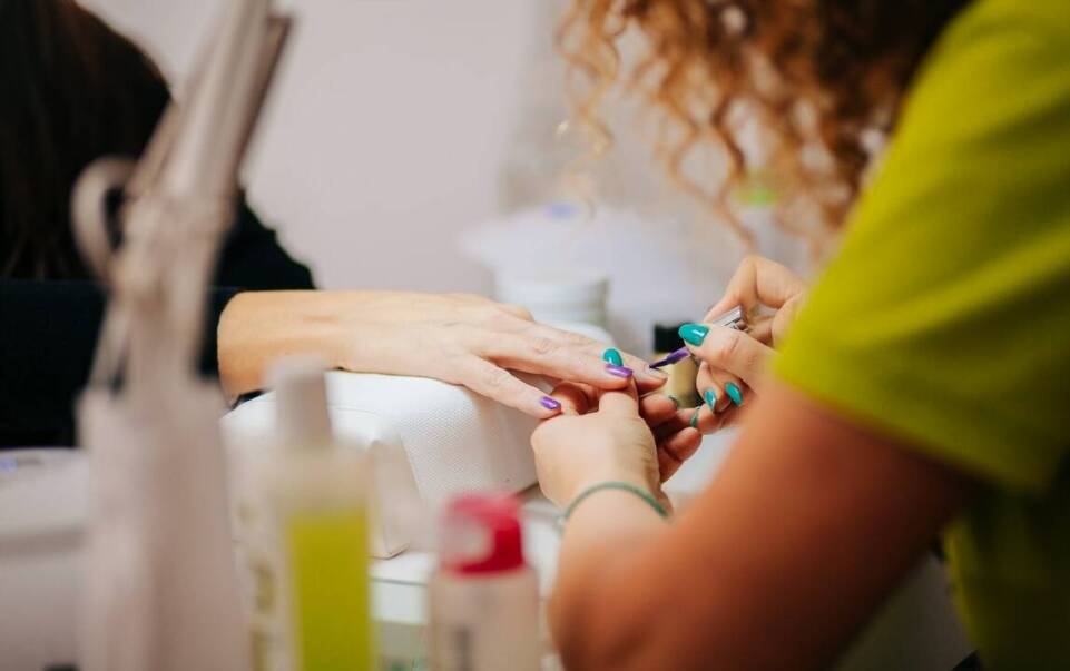Jak kurs stylizacji paznokci pomaga budować profesjonalną sieć kontaktów?