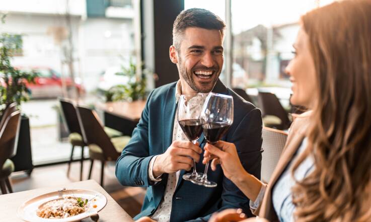 Jak się ubrać do restauracji na obiad, żeby czuć się swobodnie i wyglądać dobrze