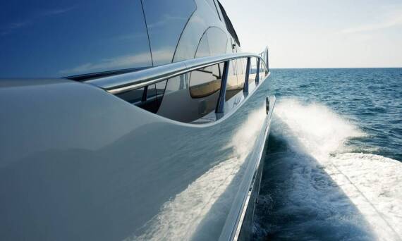 Czartery jachtów turystycznych – idealna opcja na romantyczny wyjazd