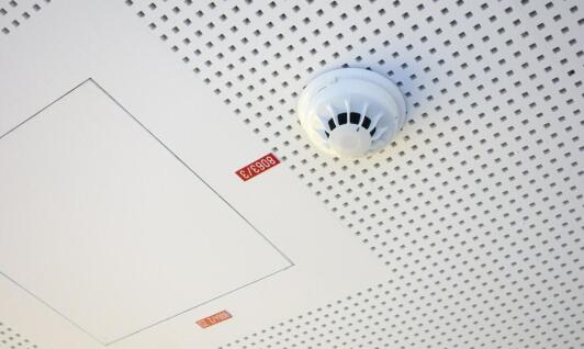 Jakie są kluczowe aspekty projektowania systemów przeciwpożarowych w instalacjach elektrycznych?