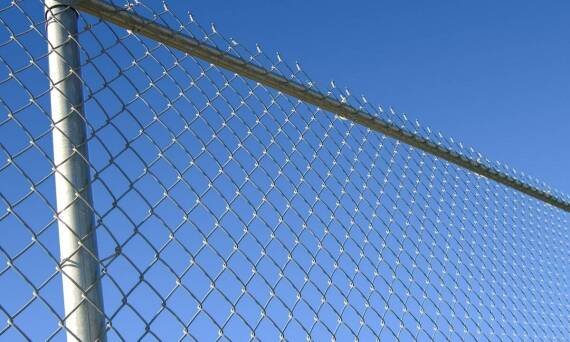 Jak systemy ogrodzeniowe wpływają na bezpieczeństwo posesji?