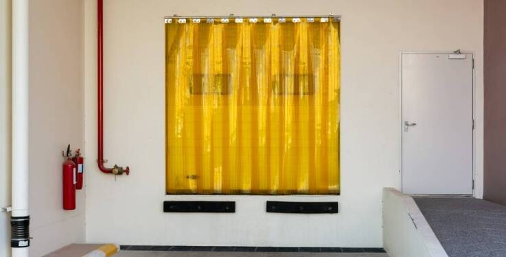 Kurtyny paskowe PCV jako bariera przeciwko dymowi i oparom