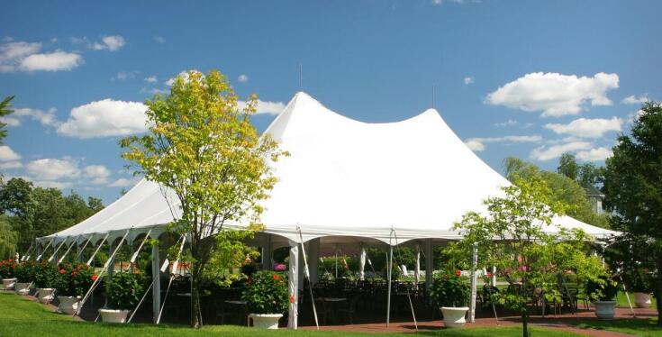 Zalety wynajmu sali bankietowej pod namiotem na przyjęcie