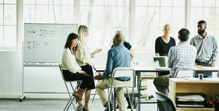 W jaki sposób szkolenia i kursy mogą wspierać budowanie odporności psychicznej pracowników?