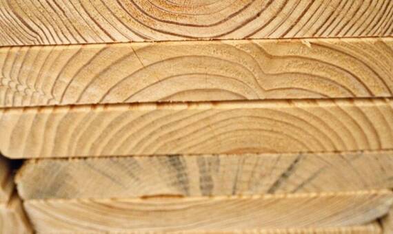 Jakie są najnowsze standardy jakości dla drewna budowlanego?