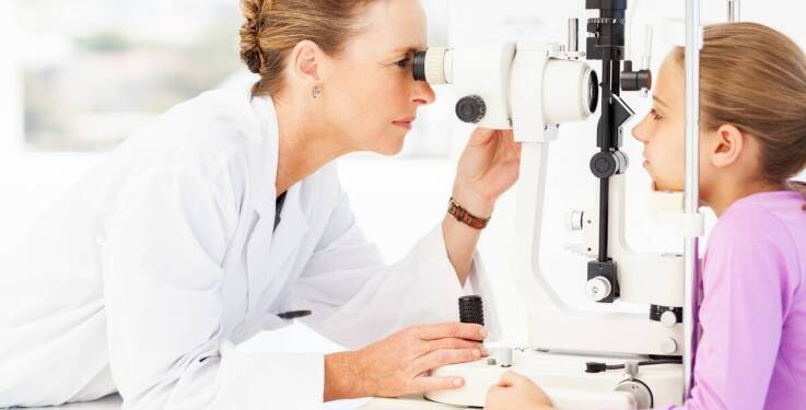 Poradnik dla rodziców: kiedy odwiedzić okulistę dla niemowląt?