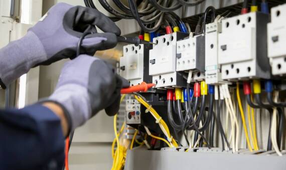 Rola elektryka w instalacji i serwisie rozdzielnic elektrycznych