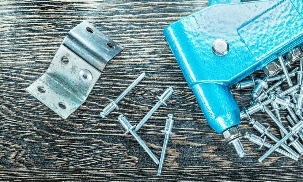 Jak prawidłowo korzystać z nitownicy do nitonakrętek? 