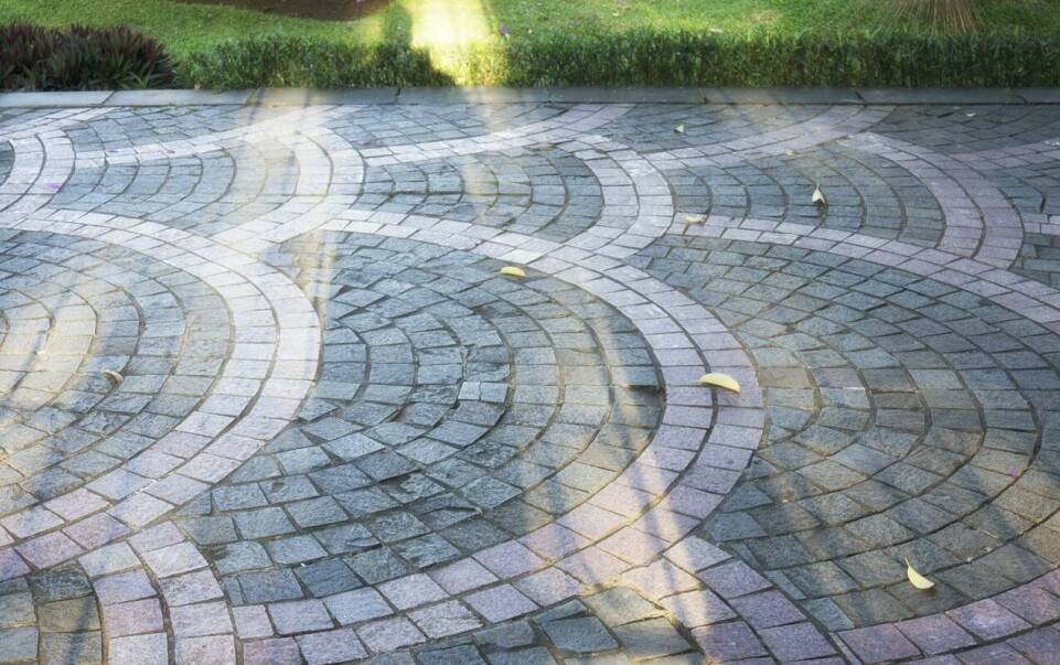 Jakie są korzyści z wyboru kostki brukowej do wykończenia chodnika?