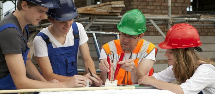 Jak praktyczne podejście do edukacji wpływa na przyszłość zawodową uczniów?