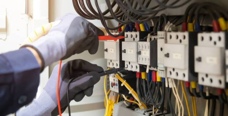 Jak dobrać odpowiedniego elektryka do modernizacji instalacji w Warszawie?