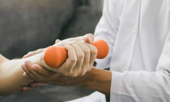 Rehabilitacja domowa a terapia dla pacjentów z chorobami neurologicznymi