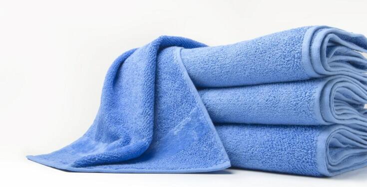 Jakie materiały dominują w ofercie hurtowni ręczników? Przewodnik po tkaninach