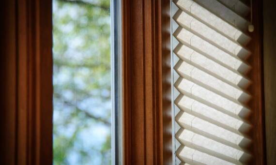 Jak plisy mogą wpłynąć na izolację akustyczną pomieszczenia?