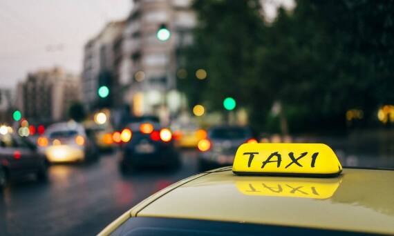 Dlaczego warto wybierać tanią taksówkę na dłuższe trasy?