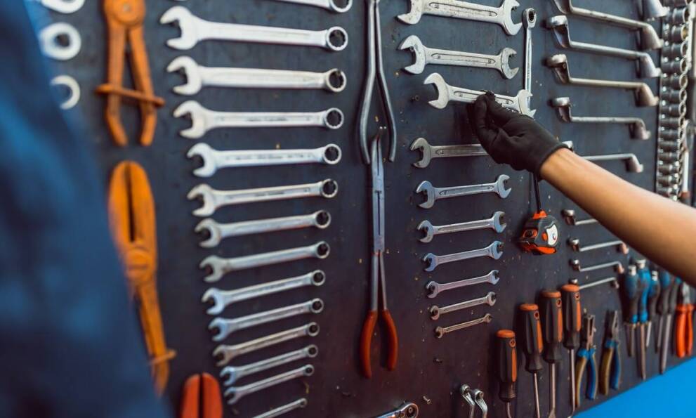 Jakie czynniki wpływają na konieczność regulacji gaźników?