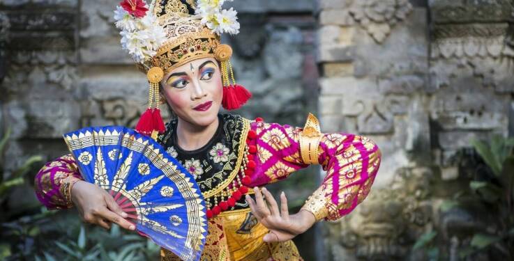 Scenografia i kostiumy w operze historycznej: jak wpływają na odbiór?