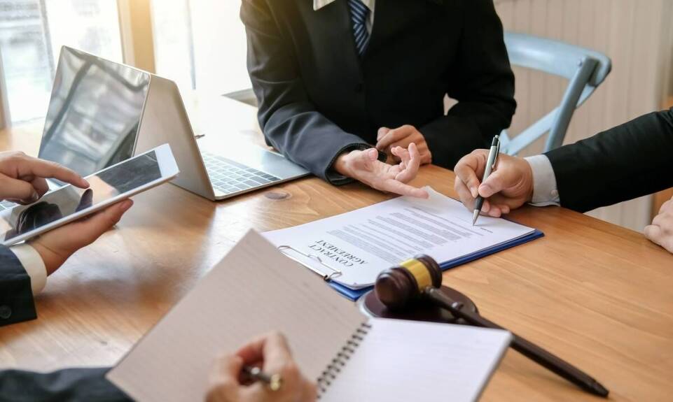 Jak skutecznie zabezpieczyć interesy firmy dzięki obsłudze prawnej?