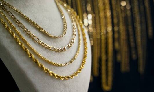 Eleganckie męskie łańcuszki na szyję – jak je nosić z klasą?