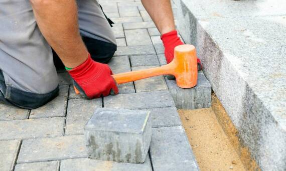 Układanie kostki brukowej w ogrodzie – jak stworzyć funkcjonalne ścieżki?