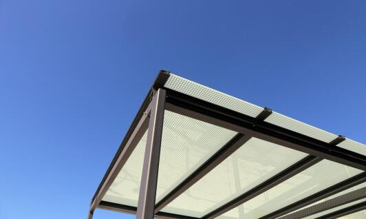 Różnorodność kolorów i wzorów poliwęglanu litego w nowoczesnym designie