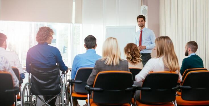 Jak dostosować program kursu angielskiego do specyficznych potrzeb zawodowych?