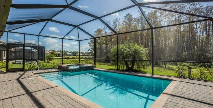 Ochrona basenu przed czynnikami zewnętrznymi - jakie akcesoria się sprawdzą?