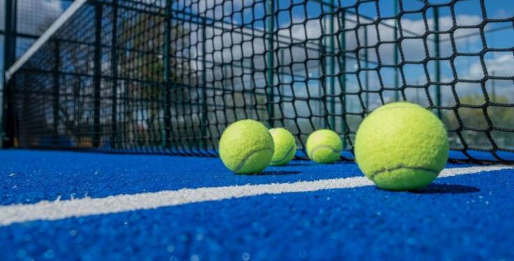 Aktywny wypoczynek w ośrodkach wczasowych - kort tenisowy i siłownia