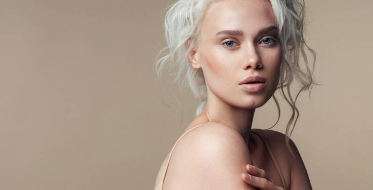 Jak toppery damskie wspierają proces rekonstrukcji fryzur?