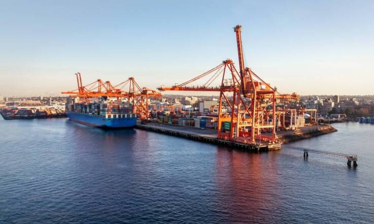 Jak odbywa się transport kontenerów morskich na lądzie?