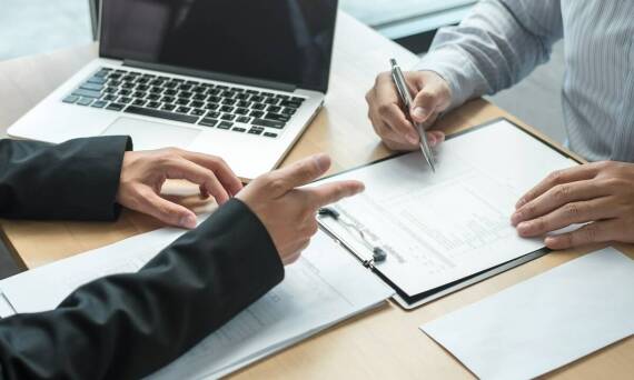 Umowy biznesowe – jak adwokat z Gorzowa wspiera przedsiębiorców?