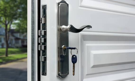 Drzwi zewnętrzne – jakie innowacje technologiczne warto znać?