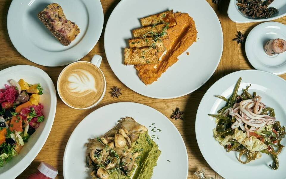 Jakie korzyści niesie ze sobą współpraca z lokalnymi firmami cateringowymi?