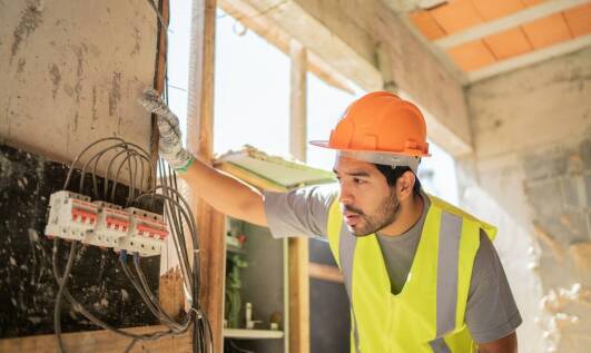 Korzyści z wyboru elektryka 24h Warszawa do obsługi instalacji przemysłowych