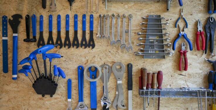 Jakie narzędzia są niezbędne w profesjonalnym serwisie rowerowym?