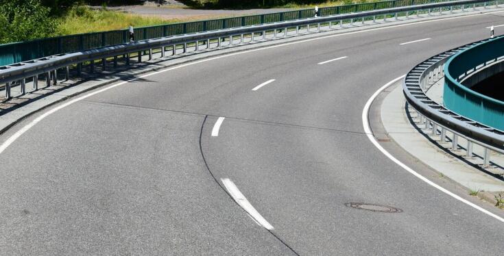 Efektywne malowanie dróg i parkingów jako część oznakowania