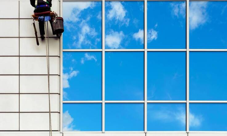 Mycie elewacji z podnośnikiem koszowym – krok po kroku