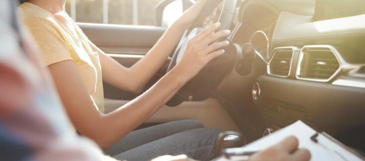 Jak wybrać odpowiedni kurs prawa jazdy dla przyszłych kierowców zawodowych?