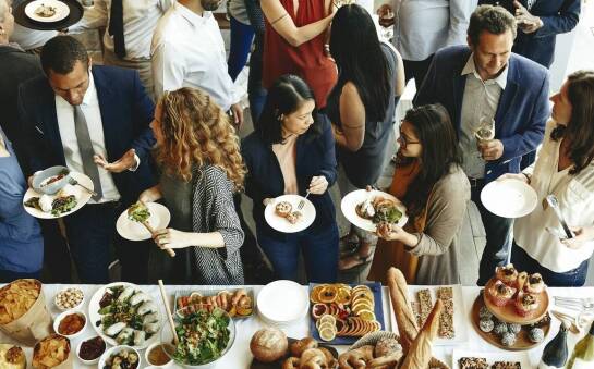 Jakie trendy dominują w organizacji przerw kawowych na eventach firmowych?