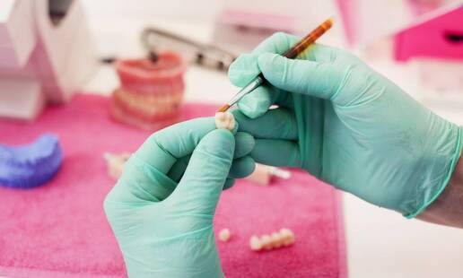 Czy darmowe protezy oferowane przez NFZ różnią się od płatnych rozwiązań?