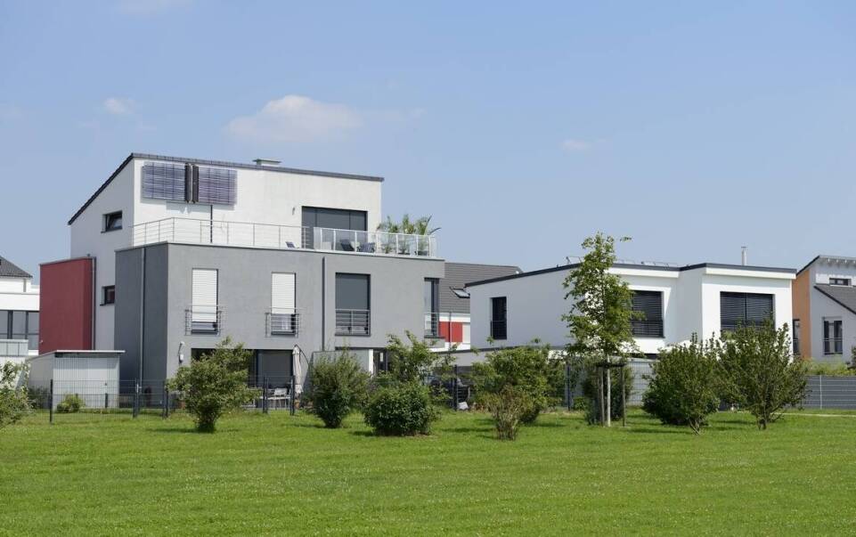 Jakie są możliwości zastosowania płyt warstwowych w budownictwie modułowym?