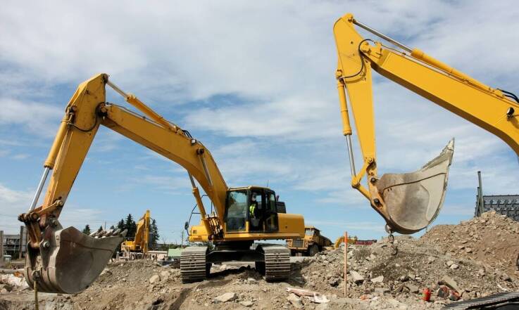 Zastosowanie minikoparki w niwelacji terenu – co warto wiedzieć?